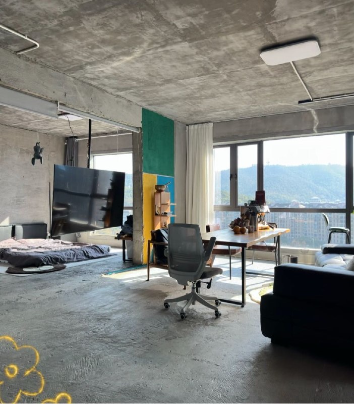 Q_Z: jandan.net/t/6128945OO: 102 XX: 12巴门尼德: 酷，如果这个水泥是那种不产生灰尘的类型，这个房子简直就是我的梦中情家OO: 50, XX: 3野鹤闲云惯: 看阳光就知道坐东朝西，加上大落地玻璃，早上东晒，下午西晒，是把空调开到最大都压不住的温度