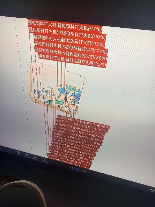 HeHeDa: jandan.net/t/6140514OO: 130 XX: 5苍岚风暴: 木螺丝 杯子又不是违禁品，他能拿你怎么样，最多当个笑话讲给同事朋友听OO: 84, XX: 0变老的大二: 木螺丝 安检小姐姐觉得你洁身自好，是个值得托付的好男人，并对你发起招募邀请OO: 55, XX: 2零下伊度: 木螺丝看得出来，还有带假JJ的也一眼看得出来，但人家懒得理你OO: 53, XX: 0mictian: 有次我买了了一盒蟑螂，喂守宫的，寄单位了，特意放包里过地铁安检，结果人家没有一点反应OO: 34, XX: 0性别男: 这是机场安检员回家啊OO: 16, XX: 0傻风牌烧仙草: 讲个玄学的：折叠刀按照截面最小的方式竖着放不一定扫的出来OO: 9, XX: 0Hyperus: 木螺丝 如果是老款大数据模型那应该只会对违禁品进行训练，标识框应该只会框出来打火机菜刀这类外形，不过扫描还是扫得出来的，就看安检员搭不搭理了；甚至我怀疑安检员都没时间看标识框以外的东西OO: 6, XX: 0性别男: 如果是手枪型打火机，它是提示手枪呢，还是打火机？OO: 6, XX: 0