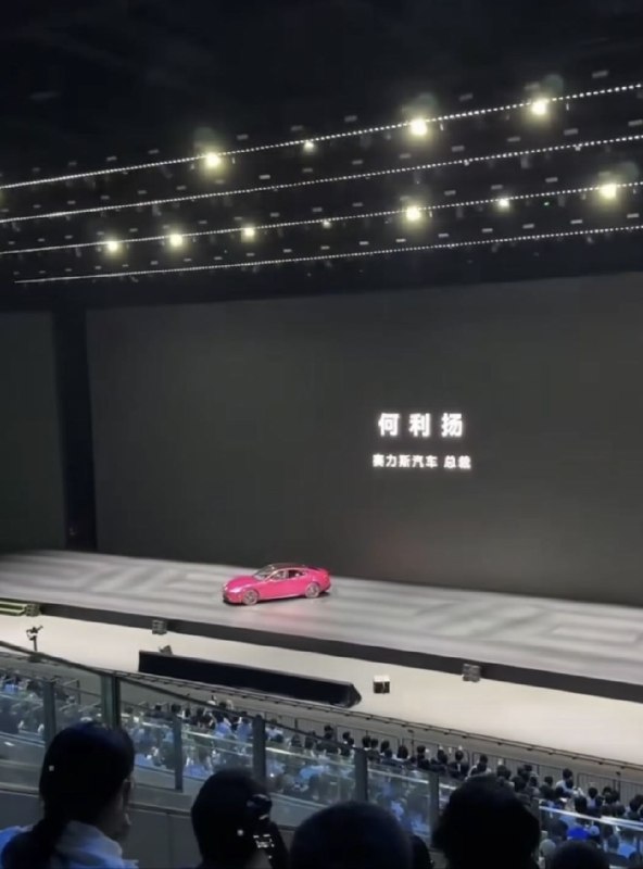 爱吃榴莲的Neo: jandan.net/t/6131387尚界Z7，发布会讲解完毕貌似开不下舞台，司机尝试数次无果