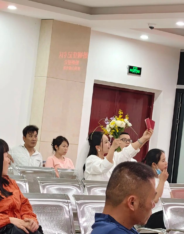 嗷嗷嗷: jandan.net/t/6132034OO: 147 XX: 12蛋友170609159e8d2: 领了证也要留观30分钟吗？OO: 90, XX: 1龙崎: 后面那对是来离婚的吧OO: 54, XX: 0jaja: 这就是围城吧OO: 52, XX: 0人渣摄石: 龙崎 离婚不会挨着坐的OO: 25, XX: 1ohoooo: 龙崎 离婚排队在另外一个房间，我离过OO: 14, XX: 1